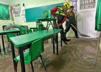 Niños suben a mesas tras inundación escolar