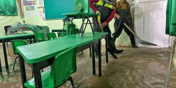 Niños suben a mesas tras inundación escolar