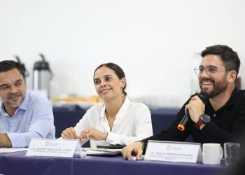 Ana Paty Peralta lidera limpieza y control del sargazo en Cancún