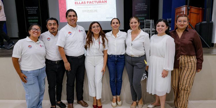 Ana Paty Peralta fortalece liderazgos femeninos