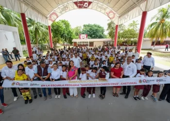 Mara Lezama entrega domo en la primaria de Chetumal