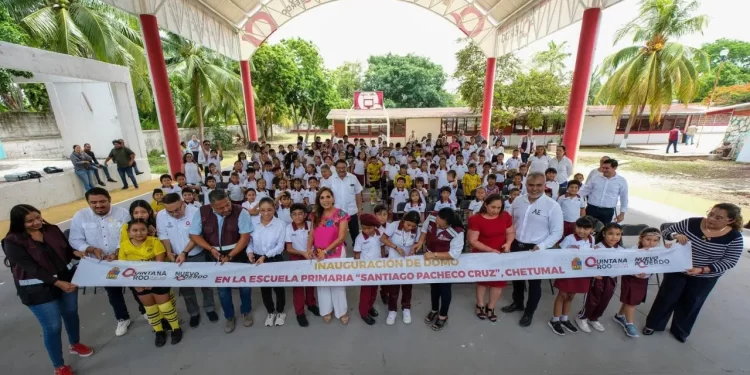 Mara Lezama entrega domo en la primaria de Chetumal