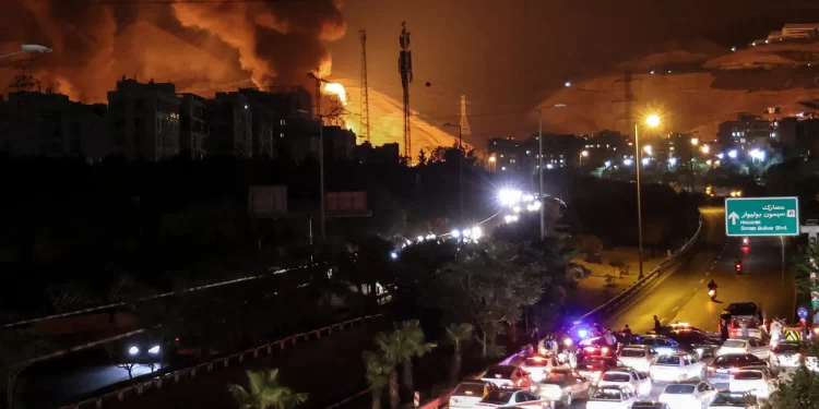 Israel ataca yacimiento clave: incendio paraliza gas en Irán