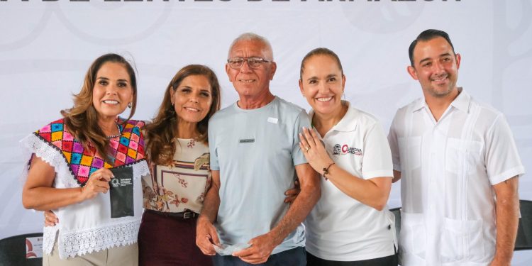 Mara Lezama entrega lentes a 330 personas en Cancún