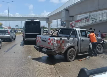 Accidente de combi en bulevar Colosio deja un lesionado