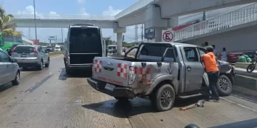 Accidente de combi en bulevar Colosio deja un lesionado