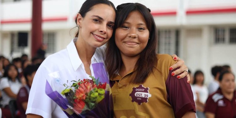 Ana Paty Peralta inaugura domo escolar