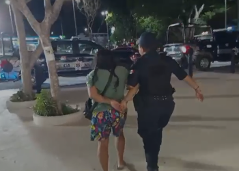 Detienen a mujer por intento de robo de patrulla en Cancún