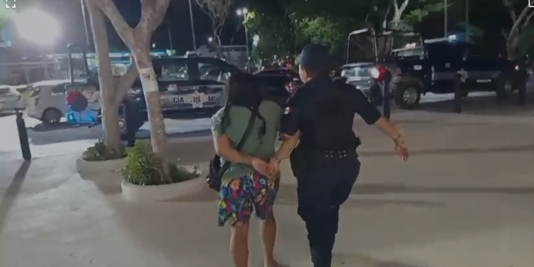 Detienen a mujer por intento de robo de patrulla en Cancún