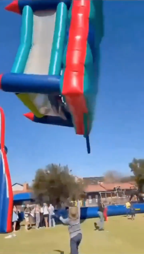 Castillo inflable salió volando durante festival escolar en Krugersdorp, Sudáfrica