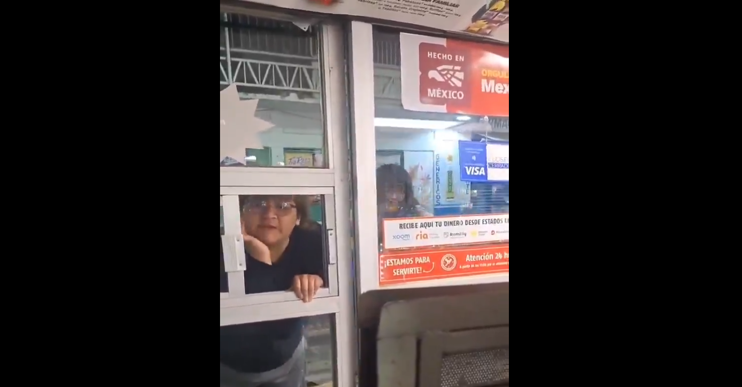 Mujeres ebrias agreden a empleado de Oxxo