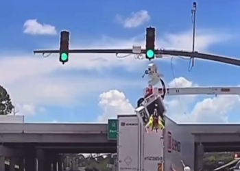 Electricista colgado tras accidente en Luisiana impacta redes