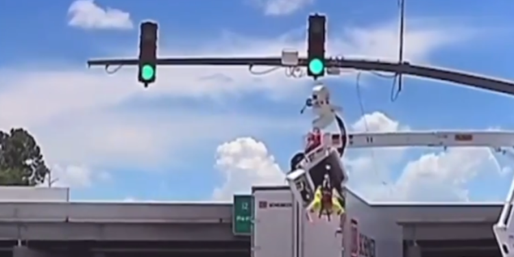 Electricista colgado tras accidente en Luisiana impacta redes