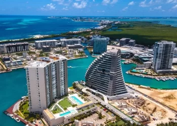 Albañil cae al vacío en Puerto Cancún
