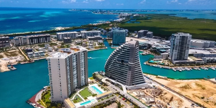 Albañil cae al vacío en Puerto Cancún