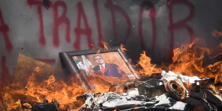 Grupo de la CNTE incendia instalaciones del SNTE; queman oficina y fotografías oficiales