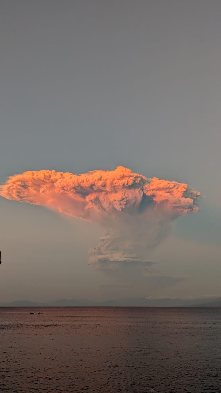 Volcán Lewotobi Laki-laki entra en erupción en Indonesia