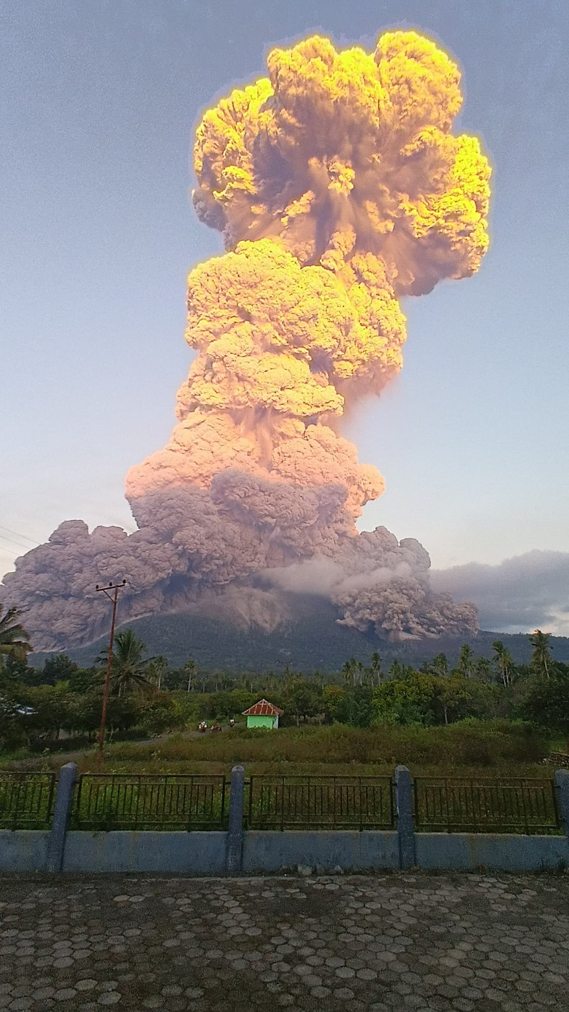 Volcán Lewotobi Laki-laki entra en erupción en Indonesia