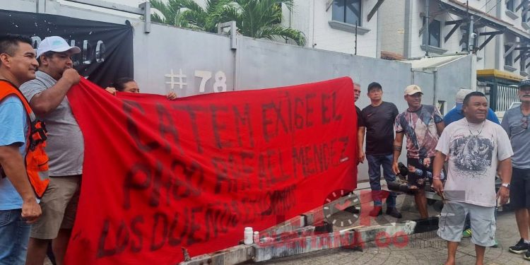 Protesta de los trabajadores Puente Nichupté: 12 meses sin pago