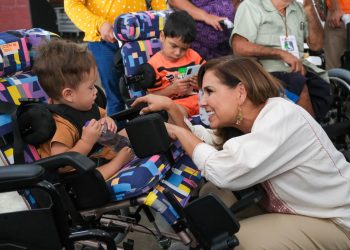 Entrega Gobernadora Sillas de Ruedas en Playa