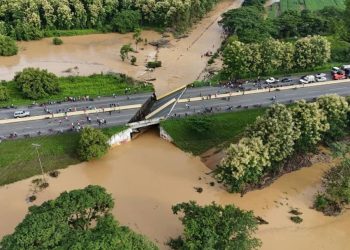 Colapsa puente en Venezuela por inundaciones extremas