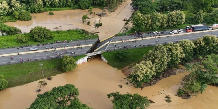Colapsa puente en Venezuela por inundaciones extremas