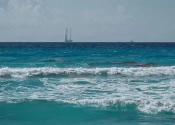 Plataforma Petrolera e Cancún Alarma a Turistas