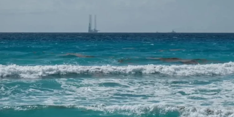 Plataforma Petrolera e Cancún Alarma a Turistas