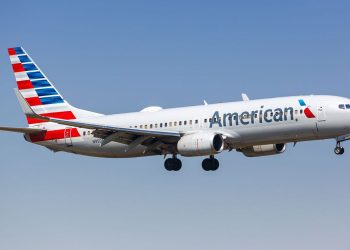 Avión de American Airlines regresa tras emergencia