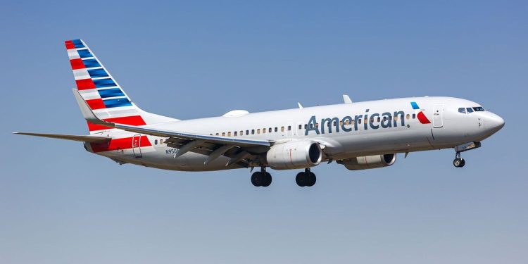 Avión de American Airlines regresa tras emergencia