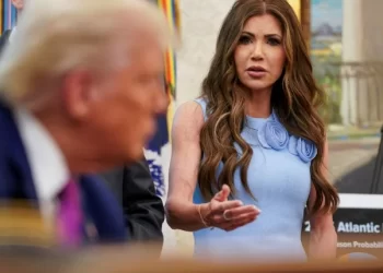 Kristi Noem arremete contra Sheinbaum por disturbios en Los Ángeles