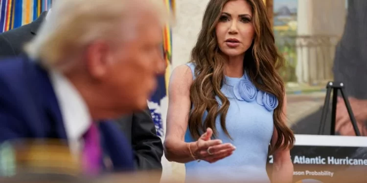 Kristi Noem arremete contra Sheinbaum por disturbios en Los Ángeles