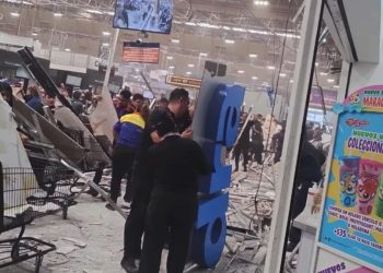 Plafón cae en supermercado de Plaza Pabellón del Valle de CDMX