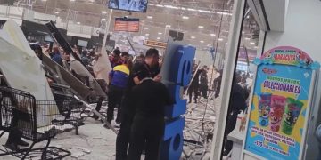 Plafón cae en supermercado de Plaza Pabellón del Valle de CDMX