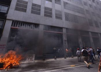 Incendio consume edificio del SNTE en protesta