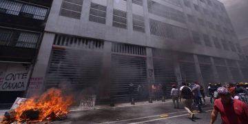 Incendio consume edificio del SNTE en protesta
