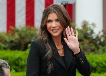 Reportan que Kristi Noem fue hospitalizada de emergencia en Washington