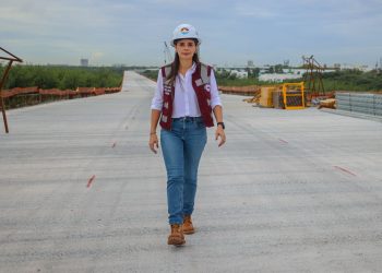 Ana Paty Peralta celebra avance del Puente Vehicular Nichupté