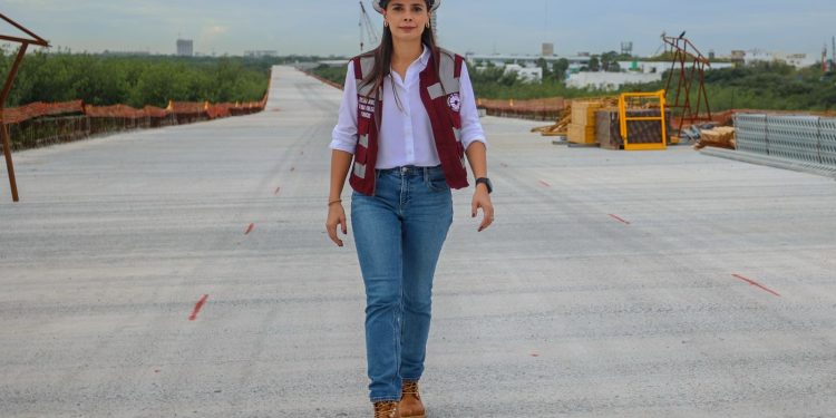 Ana Paty Peralta celebra avance del Puente Vehicular Nichupté