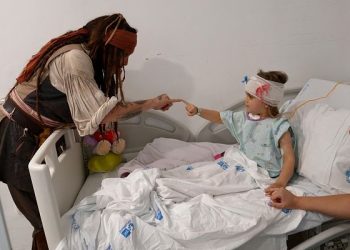 Johnny Depp visita hospital como Jack Sparrow