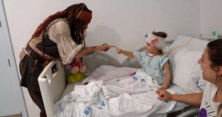 Johnny Depp visita hospital como Jack Sparrow