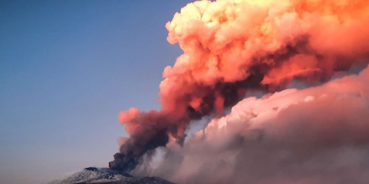 Erupción del Monte Etna 2025 Sorprende al Mundo