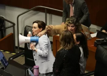 Lilly Téllez protesta Senado y desata escándalo viral