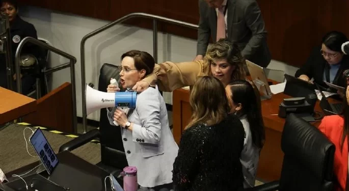 Lilly Téllez protesta Senado y desata escándalo viral