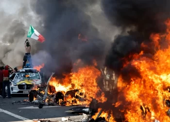 Queman taxis en protestas por redadas migratorias