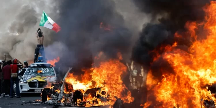 Queman taxis en protestas por redadas migratorias