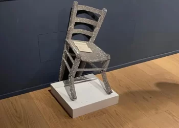 Turista rompe silla Van Gogh en Italia