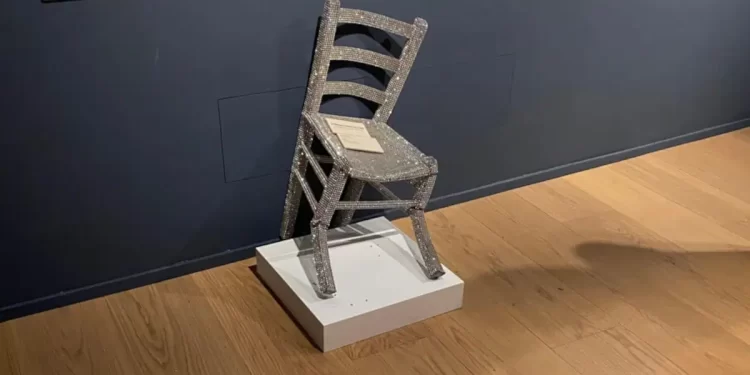 Turista rompe silla Van Gogh en Italia
