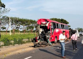 Fatal choque de autobús en Veracruz deja heridos y un muerto