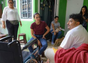 Ana Paty Peralta entrega sillas de ruedas a personas vulnerables